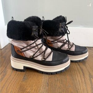 Women’s Cougar boots size 8 w
